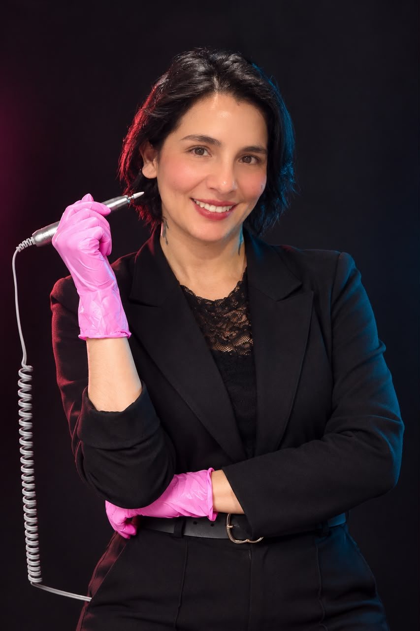 Malú Molina en su studio, con guantes rosados y su torno de uñas