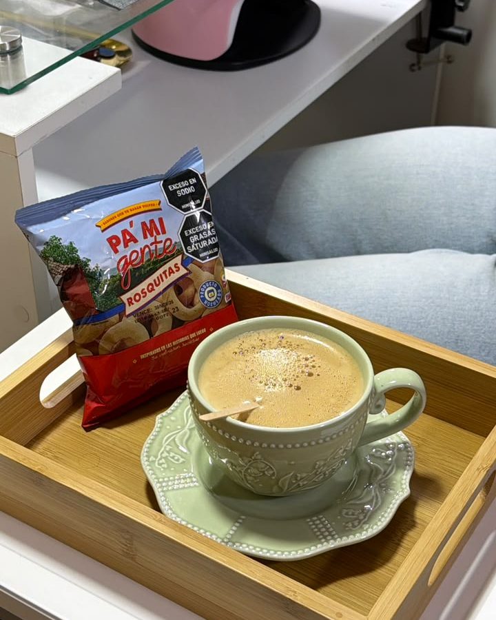 Bandeja de bambú con café con leche y un snack