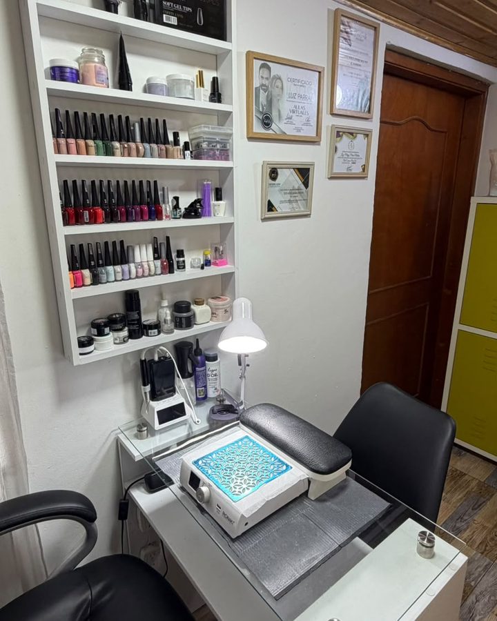 El studio privado de Malú, con su estante de esmaltes